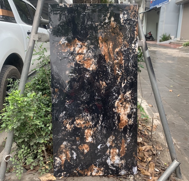 Gạch nhập khẩu Ấn Độ 60x120cm vân đá đen loang vàng HM93