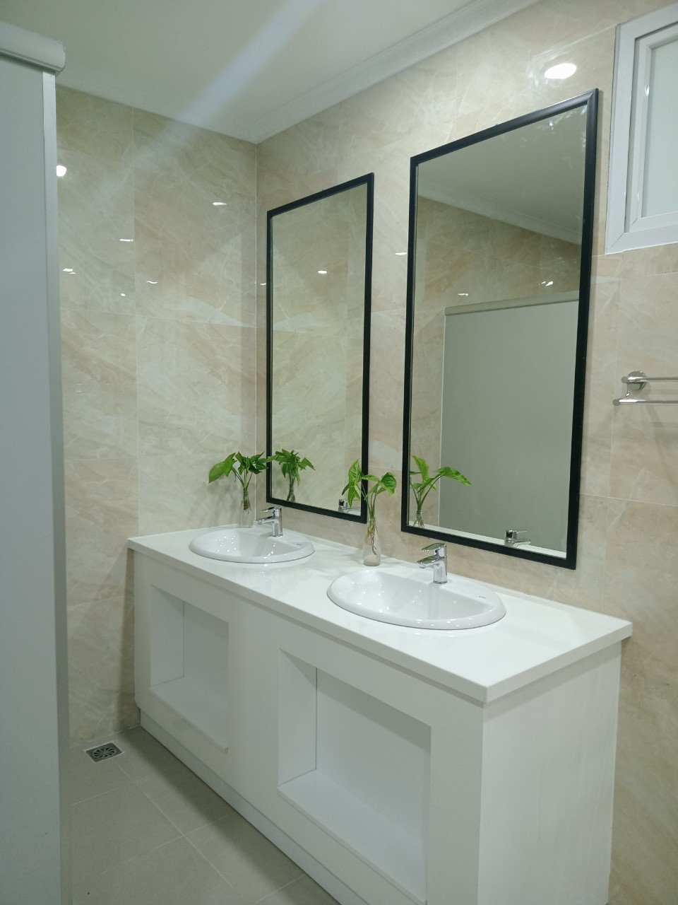 Gạch nhập khẩu Ấn Độ 60x60cm vân vàng BZ1121